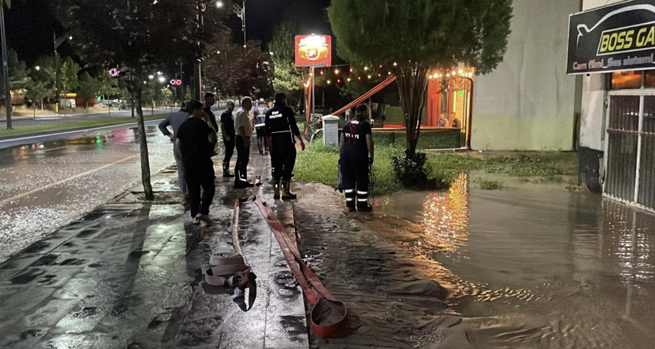 Sivas’ta ana hat su borusu patladı, belediye ekipleri müdahale etti