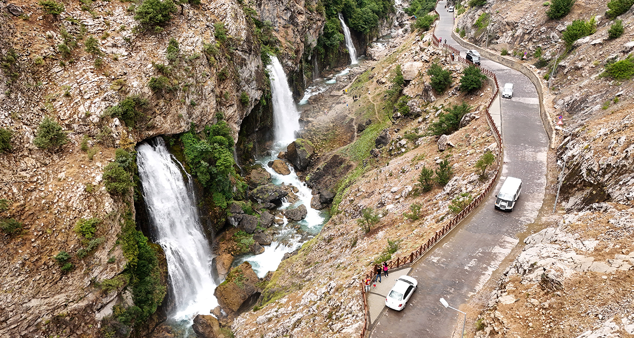 Dünyanın en yüksek şelalelerinden biri: Serinliği ve görkemiyle mest ediyor