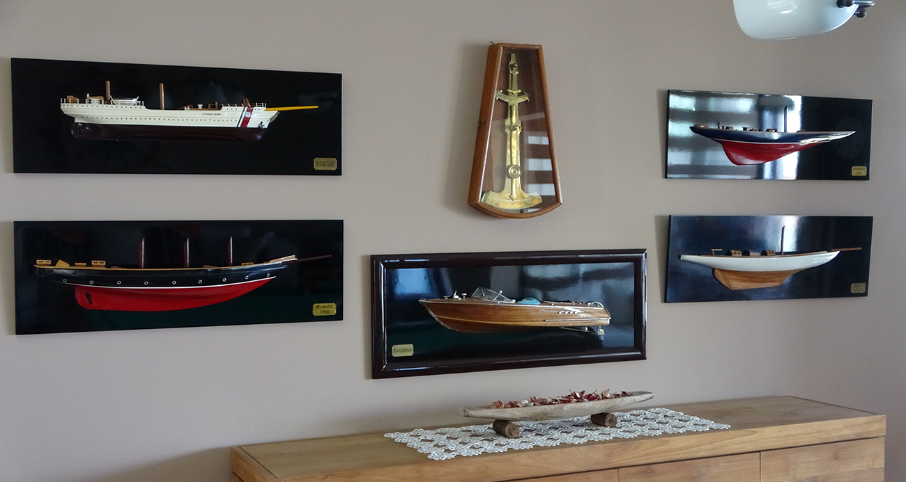 Hobi amaçlı ürettiği maket tekneleri evinin duvarına dekor yaptı
