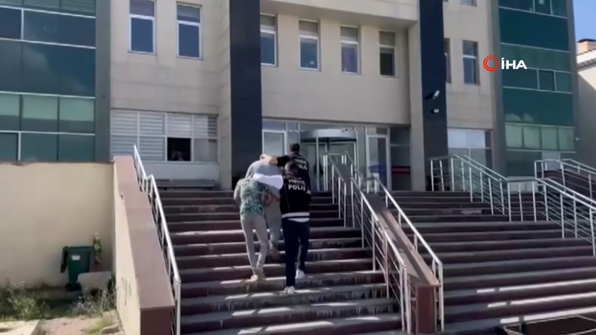 Kars’ta İranlı kuryenin makatından uyuşturucu çıktı