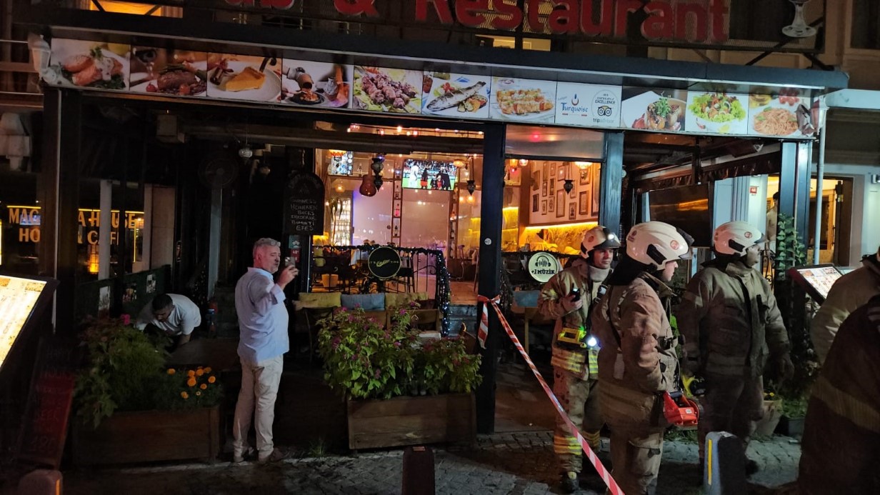 Fatih’e otelde korkutan yangın: Konaklayanlar tahliye edildi