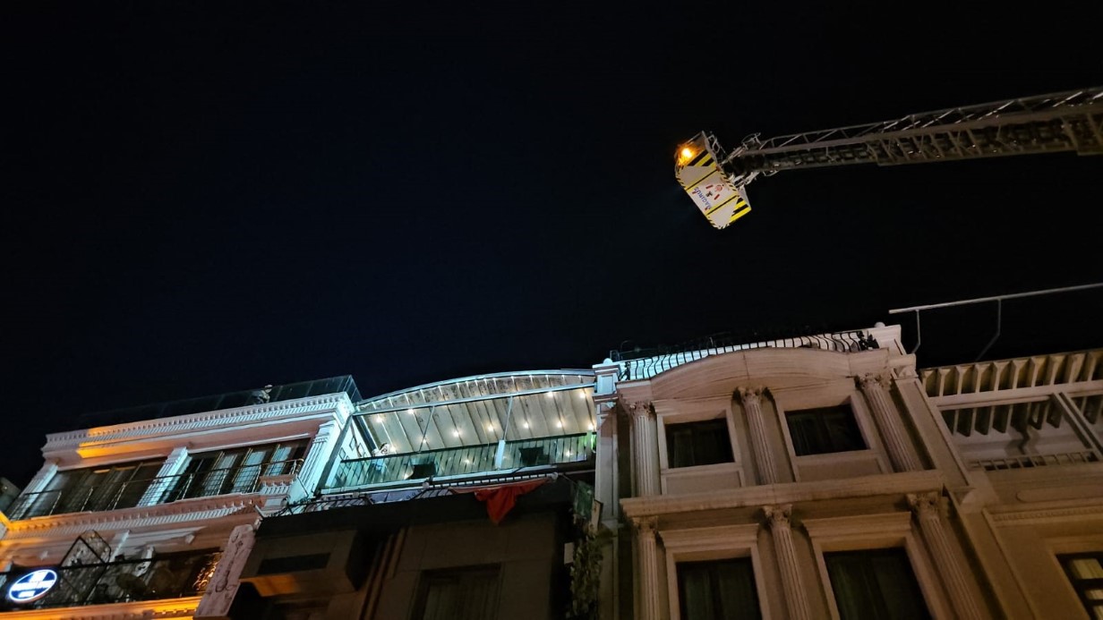 Fatih’e otelde korkutan yangın: Konaklayanlar tahliye edildi