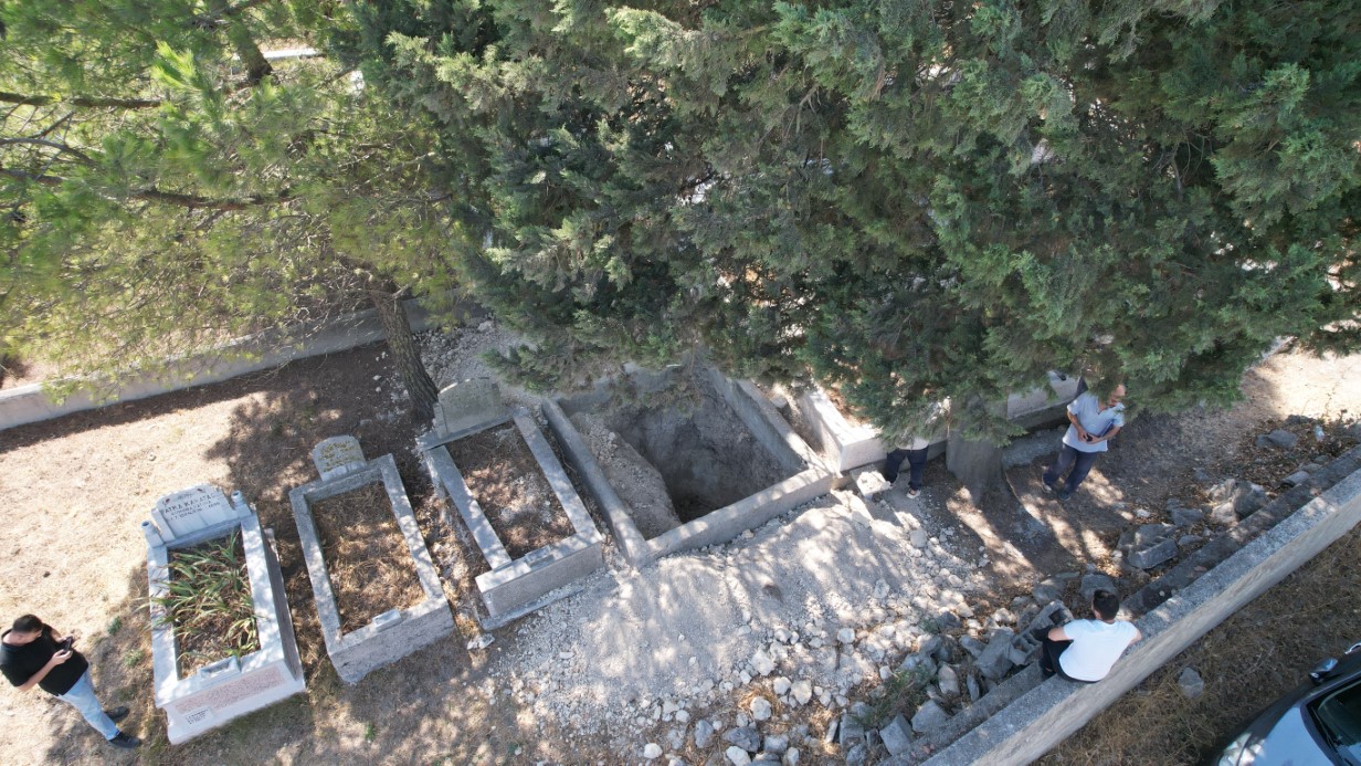 Arnavutköy’de define bulmak amacıyla kazılan mezarlık mahalleliyi isyan ettirdi