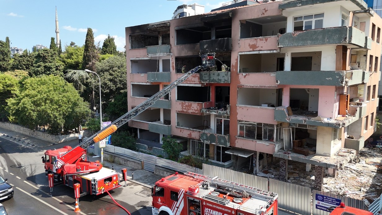 Kartal’da metruk binada yangın paniği
