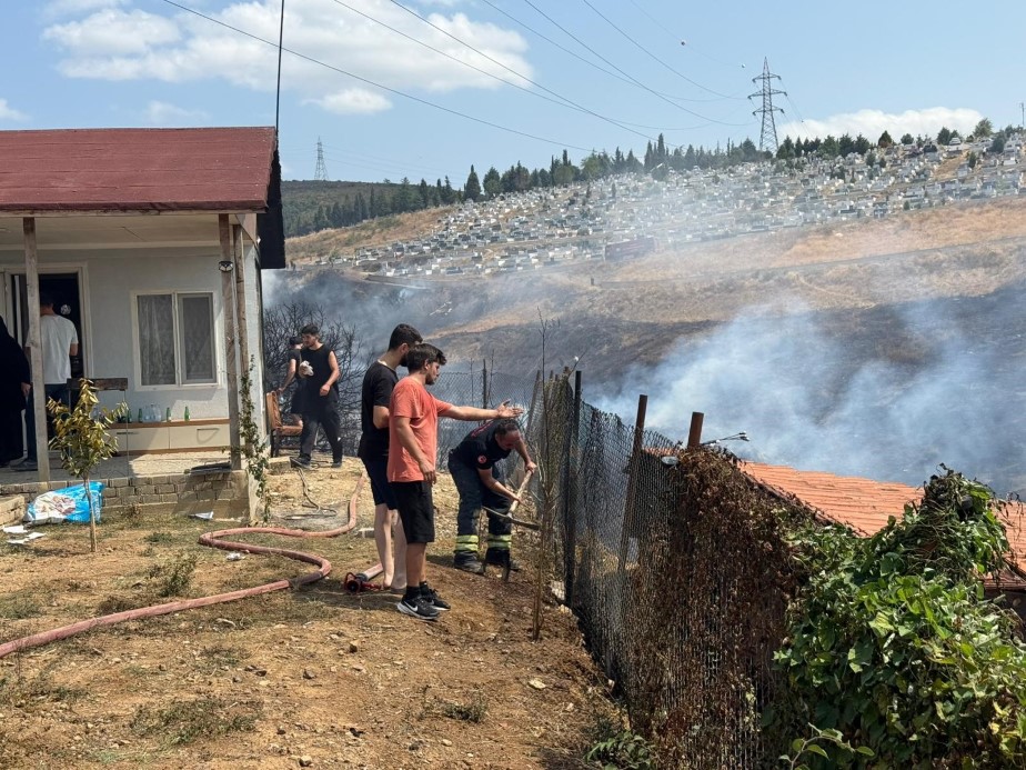 Kocaeli’de çıkan yangın 2 saatte söndürüldü: 5 ev ve eklentileri zarar gördü