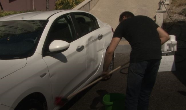 Boşa akan suyu belediye seyredince halk değerlendirdi