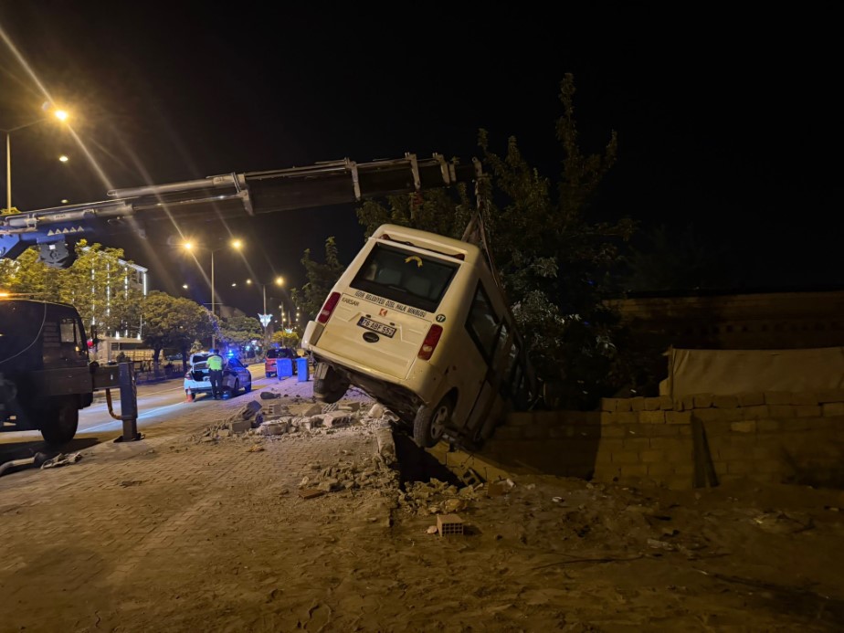 Iğdır’da kaza yapan yolcu minibüsü bahçe duvarında asılı kaldı