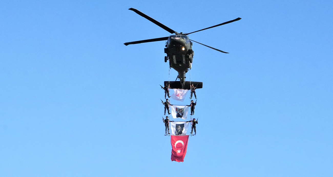 Malazgirt Zaferi’nin 954. yıl dönümünde jandarma helikopterlerinden nefes kesen gösteri