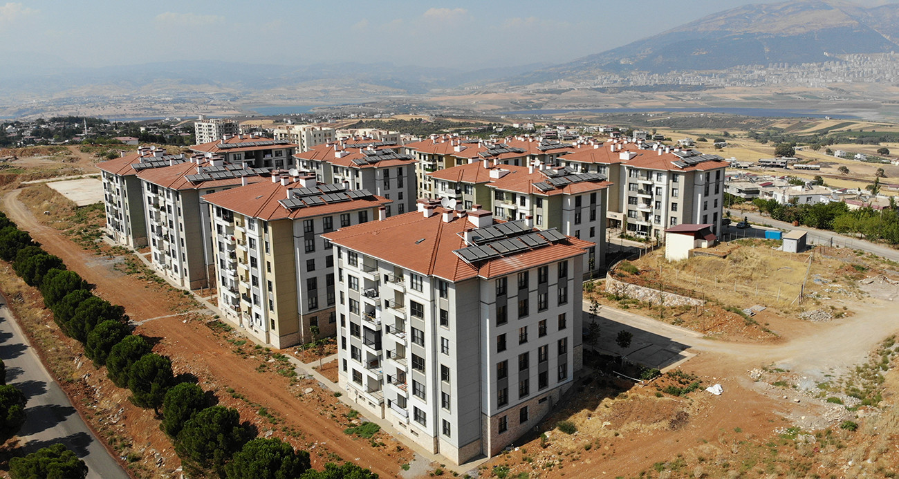İki oğlunu kaybeden depremzede baba: "Devletimiz evlerimizi yaptı"