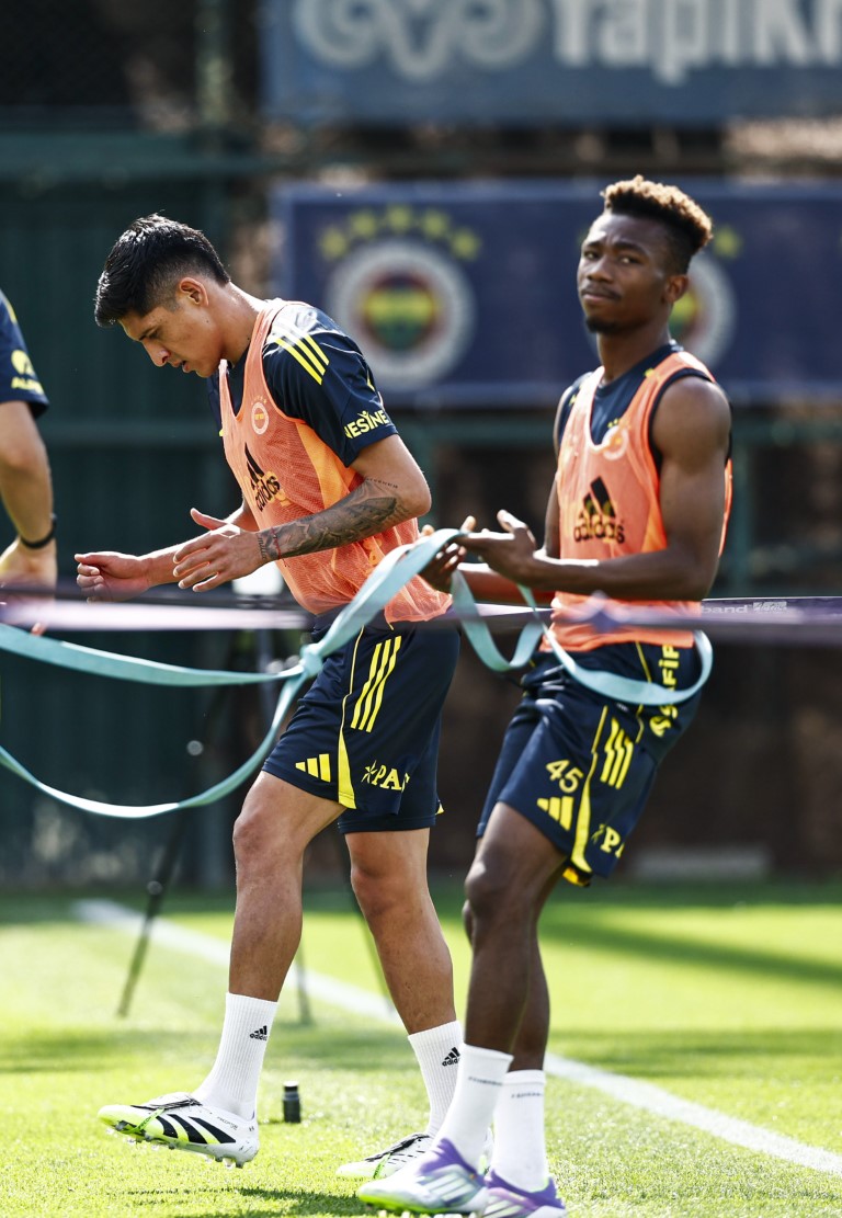 Fenerbahçe’de yeni transfer Edson Alvarez, ilk antrenmanına çıktı