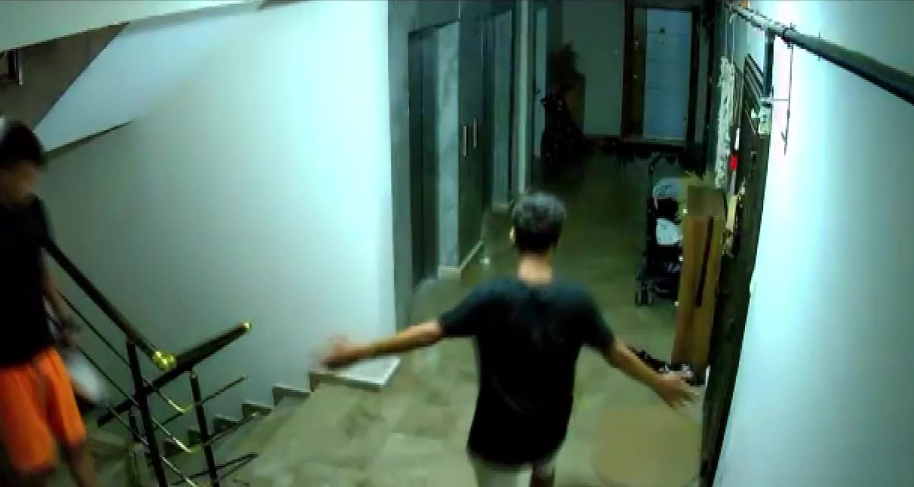 Göbek atarak ayakkabı çalan gençler kamerada