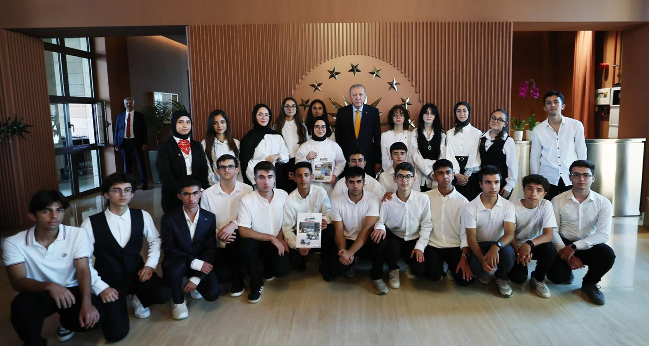 Cumhurbaşkanı Erdoğan, Ahlat’ta öğrencileri kabul etti