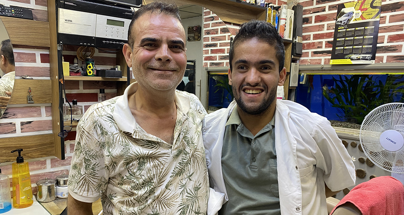 Mahalle berberi, 16 yıldır müşterisi olan zihinsel engelli Faruk’u evladı gibi sahiplendi