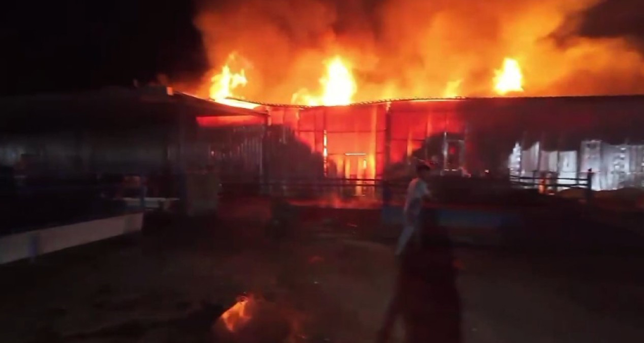 Yangını gören motosikletlinin endişesi aksiyon kamerası ile kayıt altına alındı