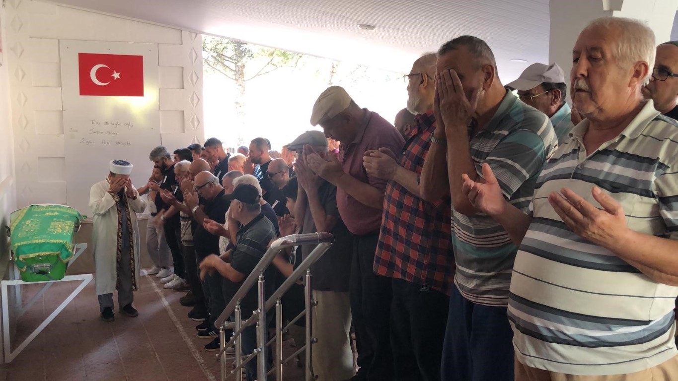 Arkadaşı tarafından tüfekle vurulan 32 yaşındaki adam son yolculuğuna uğurlandı