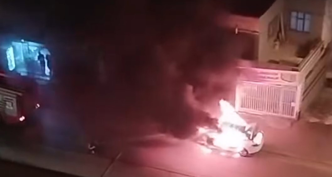 Adana’da otomobil alev alev yandı