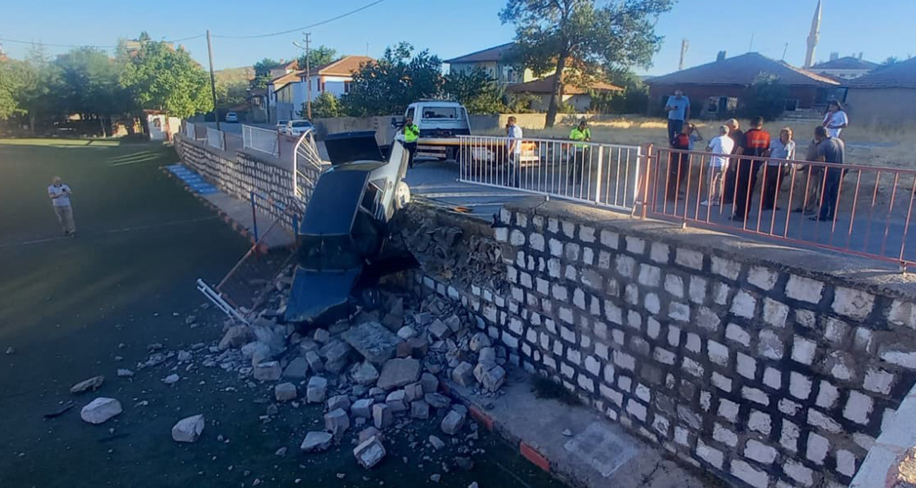 Yozgat’ta kontrolden çıkan otomobil okulun bahçesine uçtu