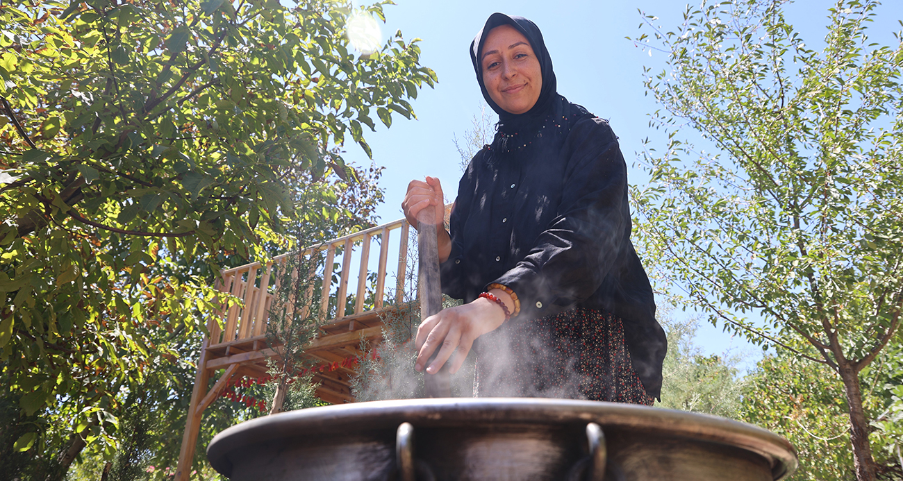 Sigara içenlere doğal çözüm: 7 saat kazanda pişirilen kozalak şurubu