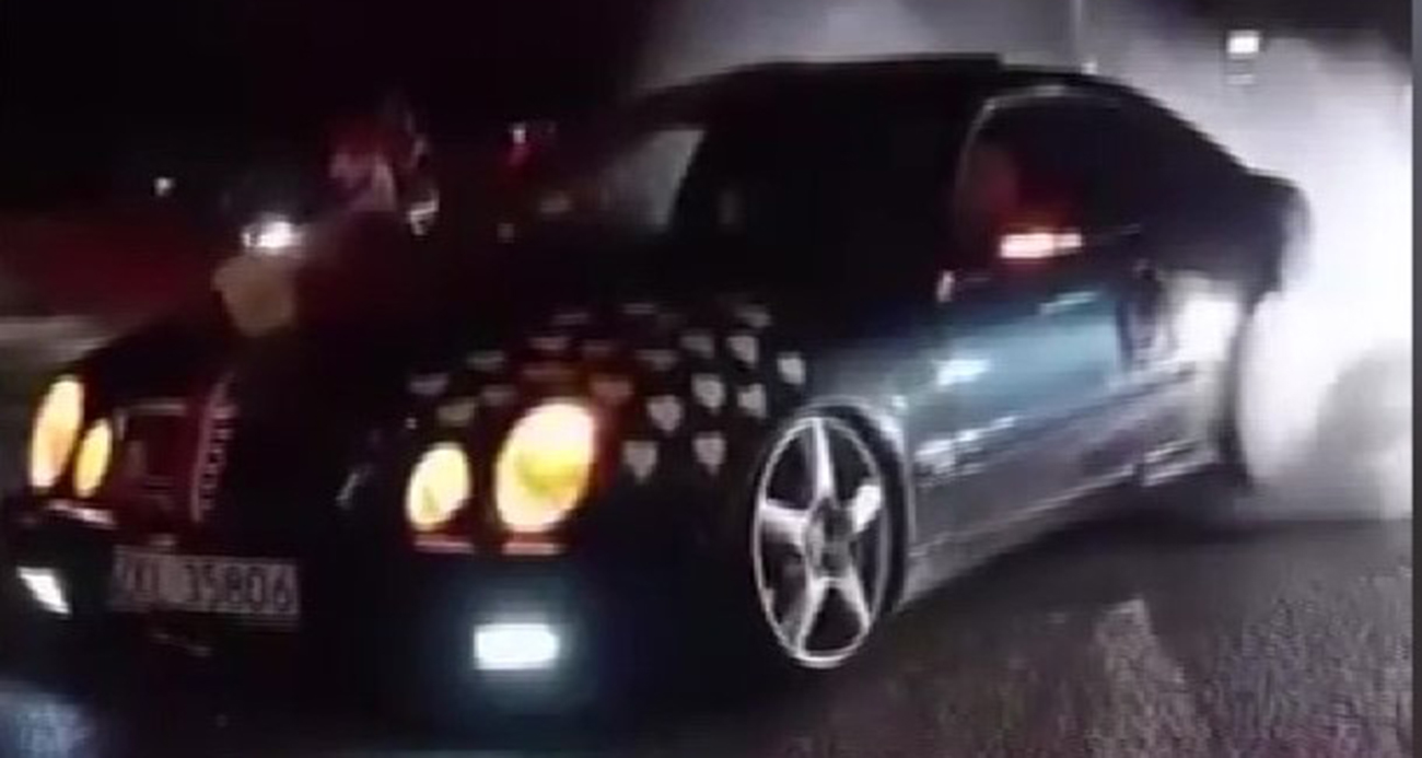 Gelin arabasıyla yolu kapatıp lastik yaktılar: Araç trafikten men edildi