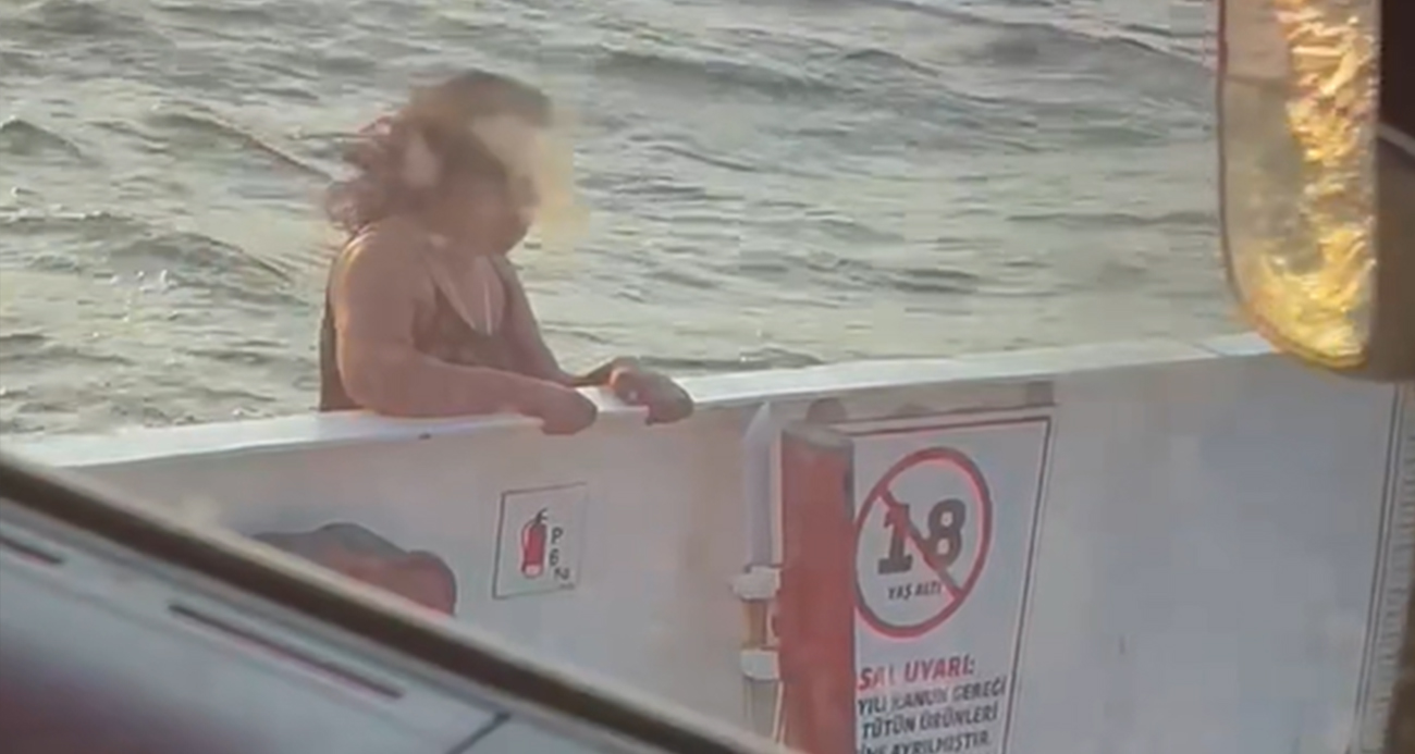 Feribottan denize atlayan yolcunun görüntüleri ortaya çıktı