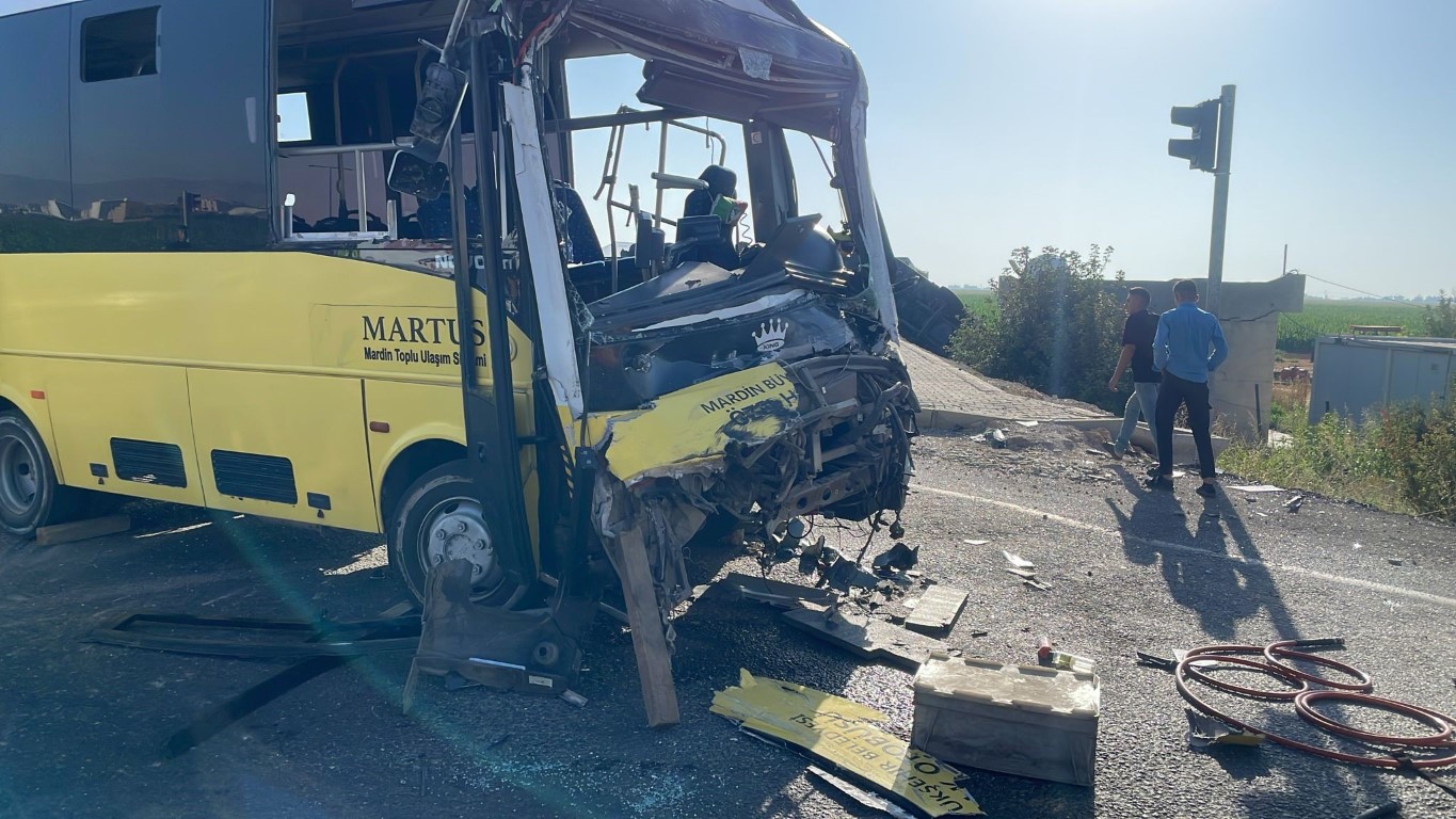 Mardin’de halk otobüsü ile tır çarpıştı: 1 ölü, 11 yaralı