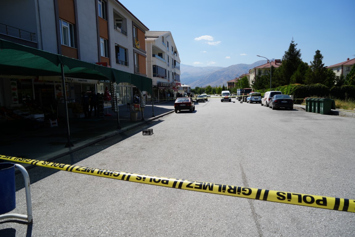 Erzincan’da 1 kişiyi öldürüp 1 kişiyi yaralayan şahıs özel harekât operasyonuyla evde yakalandı