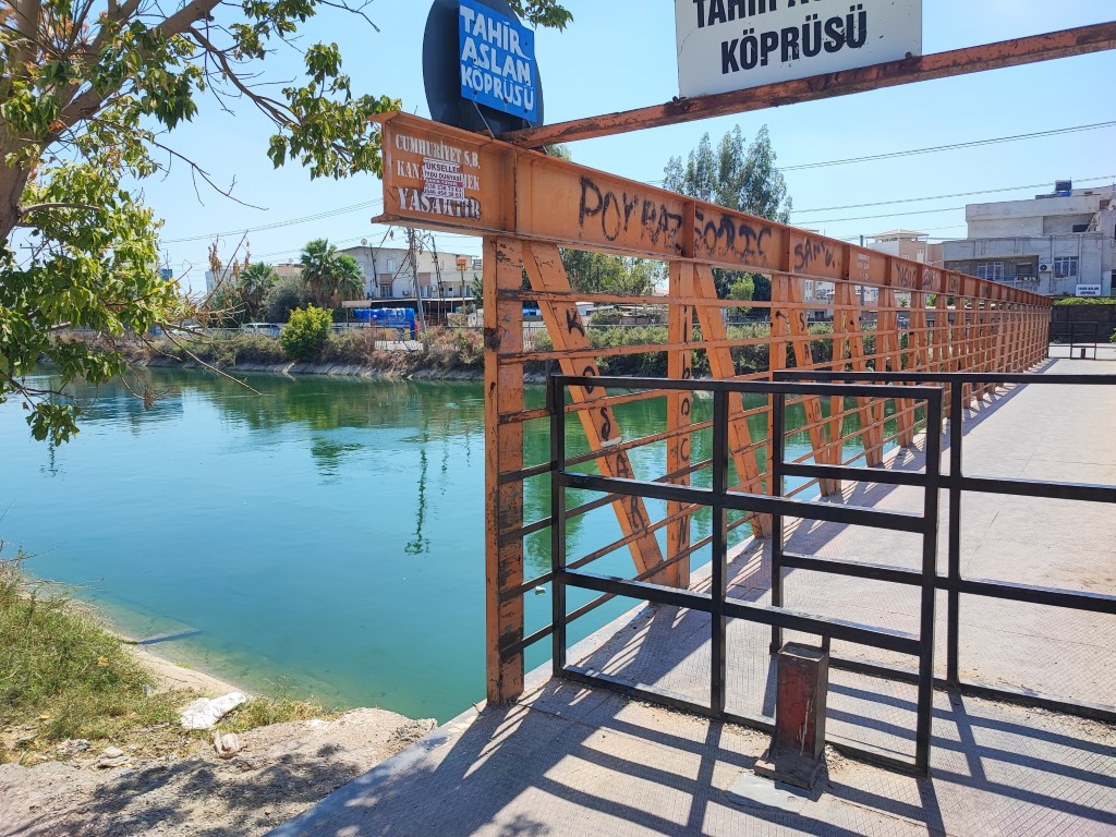 Kanala düşen cep telefonunu bulmak isterken hayatından oldu