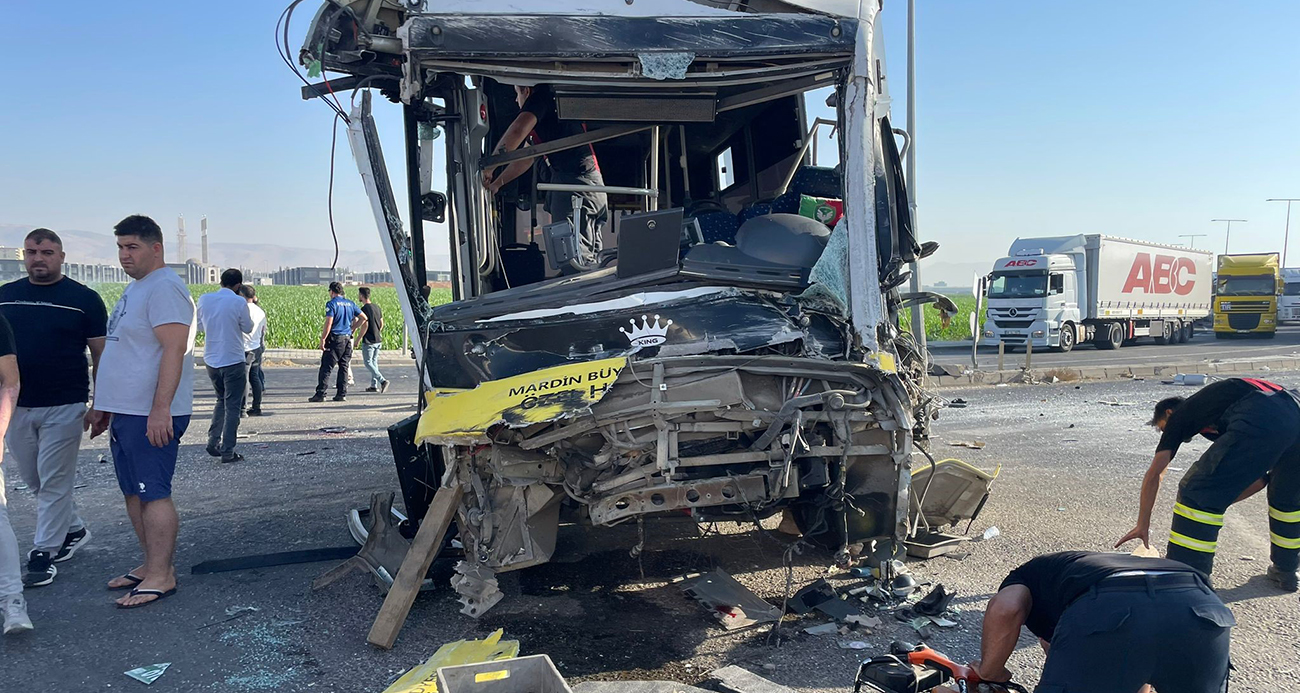 Mardin’de halk otobüsü ile tır çarpıştı: 1 ölü, 11 yaralı