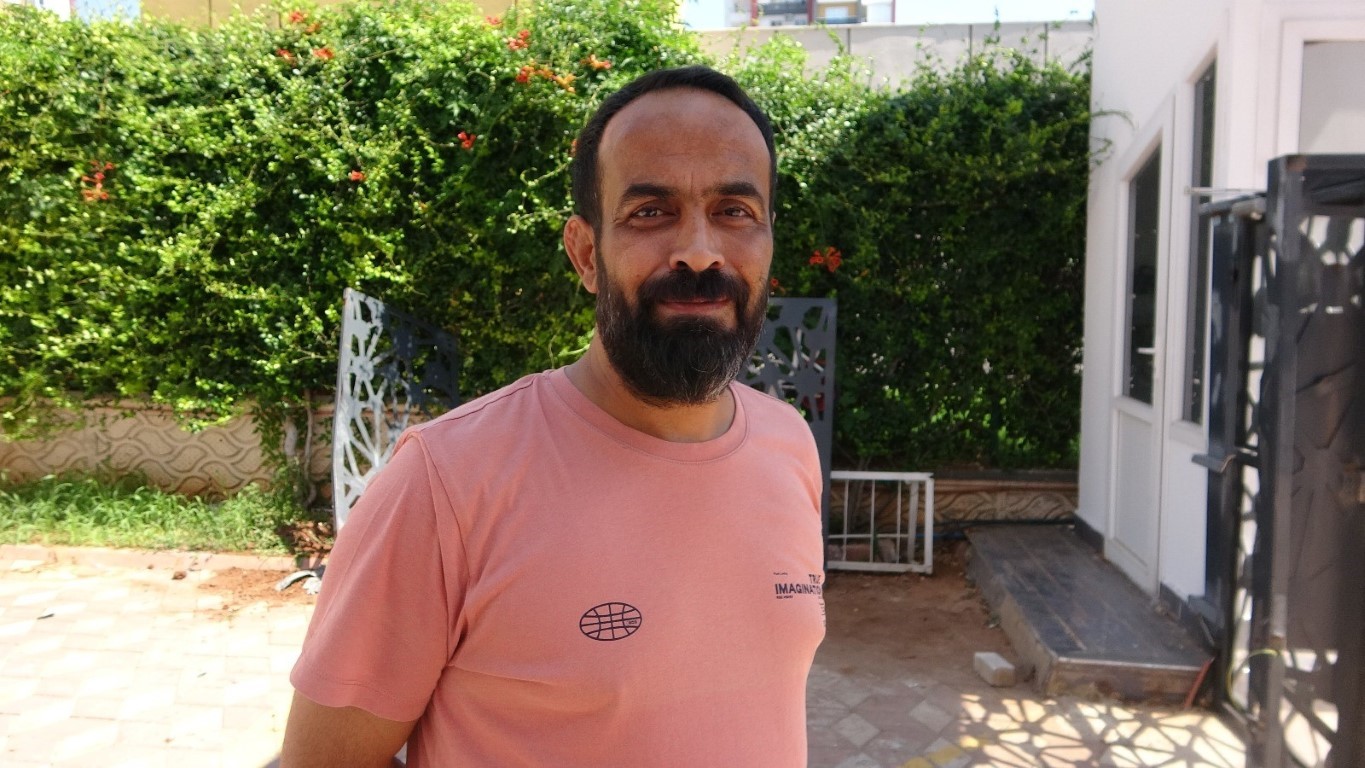 Bir anda gaza basınca kapıya çarpıp komşusunu ezdi