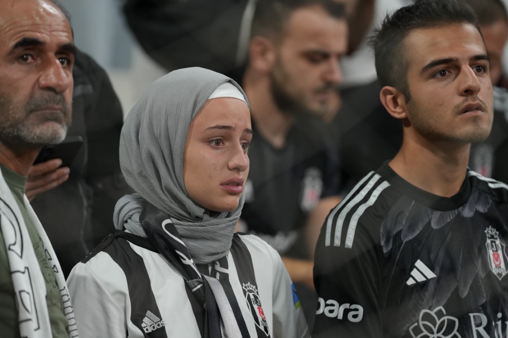 Dolmabahçe’de taraftarlardan protesto