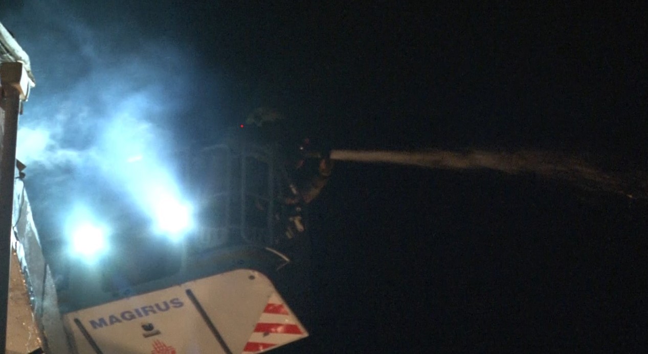 Beyoğlu’nda patlama sonrası evin çatısı alevlere teslim oldu