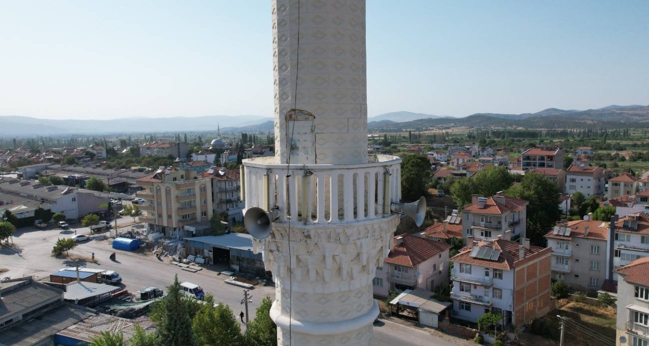 Sındırgı’da depremde cami ve minareler ağır hasar aldı