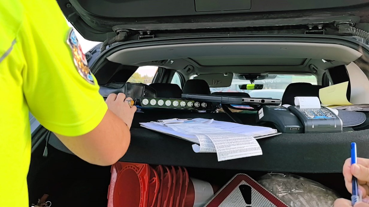 Düğün konvoyunda havaya ateş eden çakarlı aracın sürücüsüne ceza