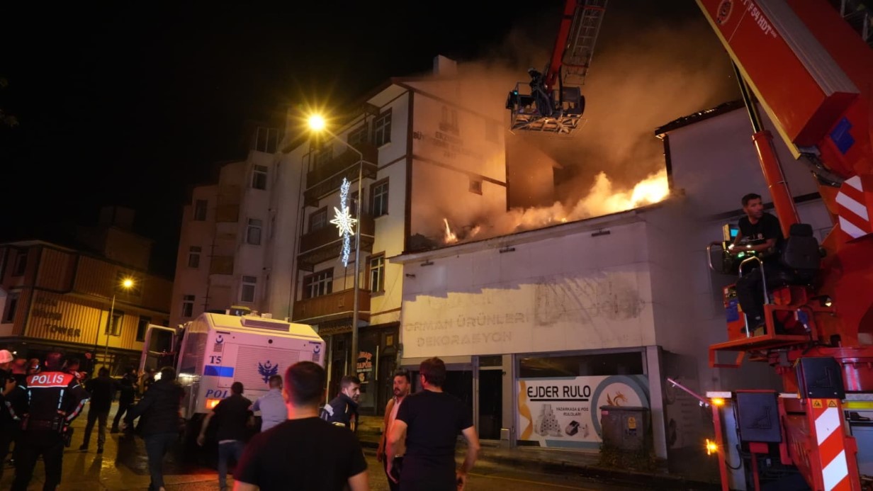 Erzurum’da korkutan yangın: Çok sayıda iş yeri ve bina alevlere teslim oldu