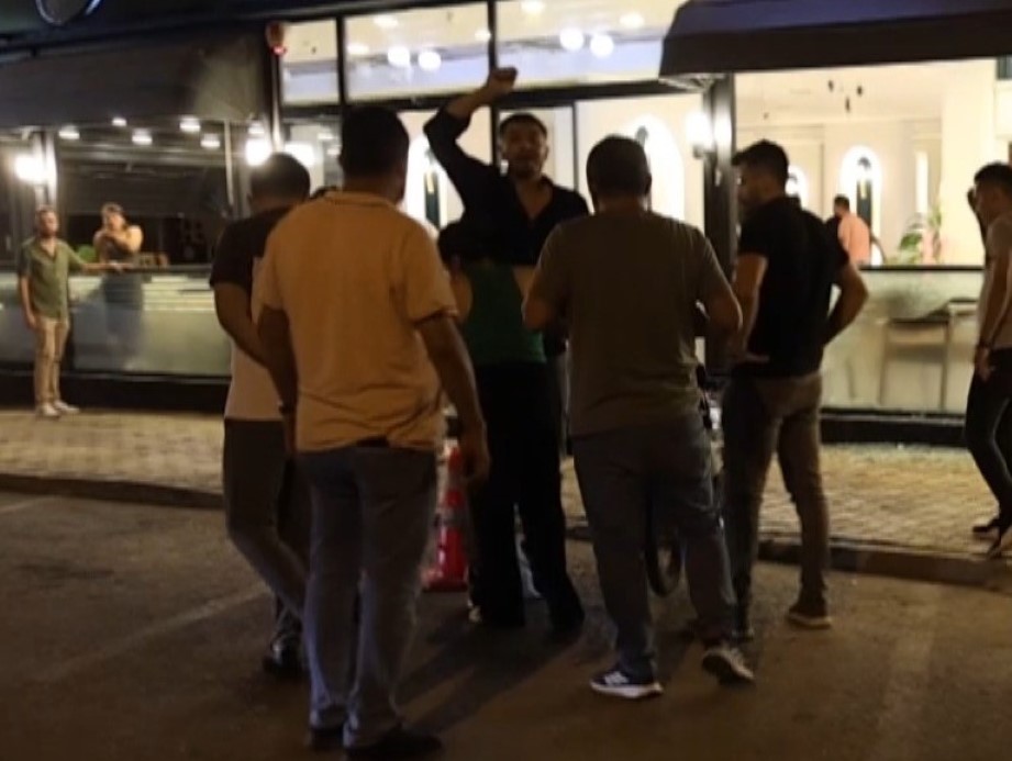 Önce motosikletle, sonra otomobille gelip kurşunladılar: Büyük panik yaşandı