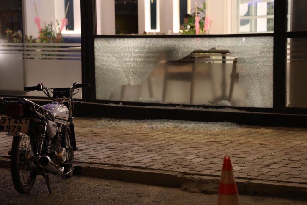 Önce motosikletle, sonra otomobille gelip kurşunladılar: Müşteriler büyük panik yaşadı