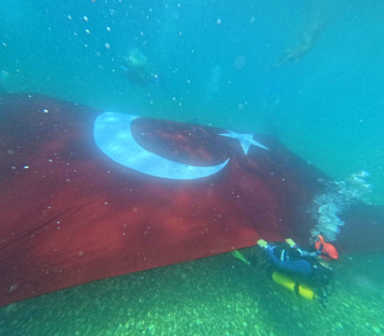 Antalya’da denizde dev Türk bayrağı açıldı