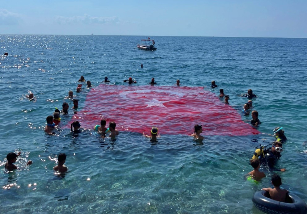 Antalya’da denizde dev Türk bayrağı açıldı