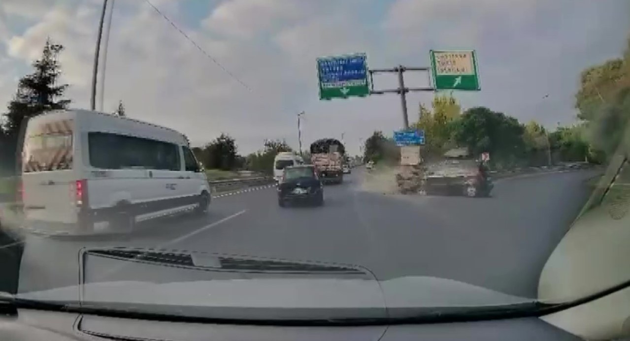 Kamyonla çarpışmaktan kaçınırken demir bariyerlere girdi