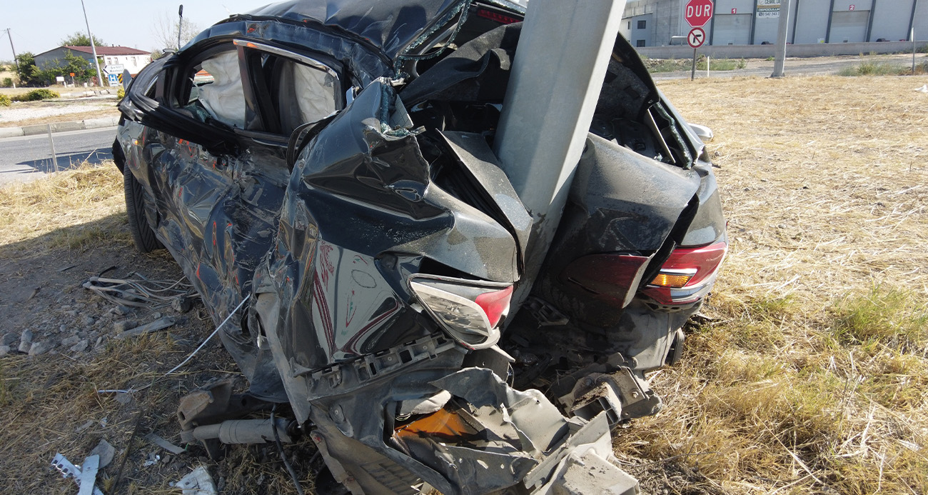 Otomobil direğe ok gibi saplandı: 3 yaralı