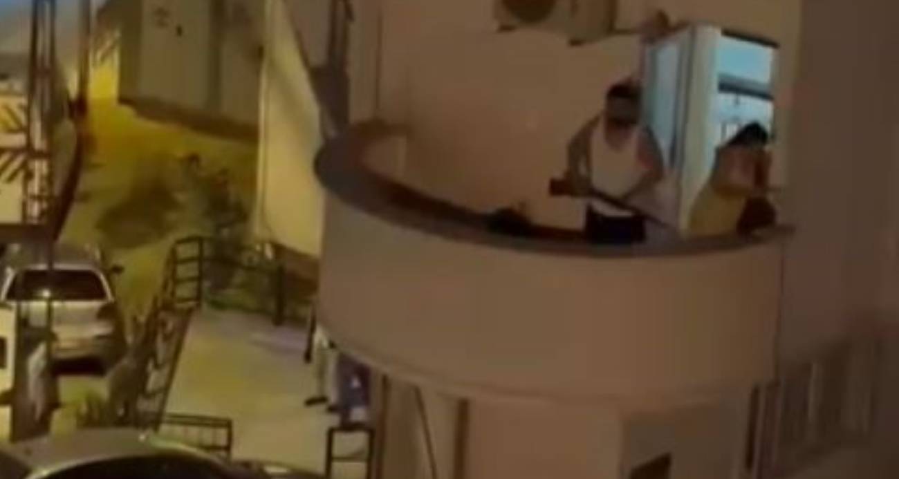 Esenyurt’ta balkona iç çamaşırı ile çıkınca komşuları uyardı: ‘Mahalle erkek görsün’ diyerek tüfekle etrafa tehditler savurdu