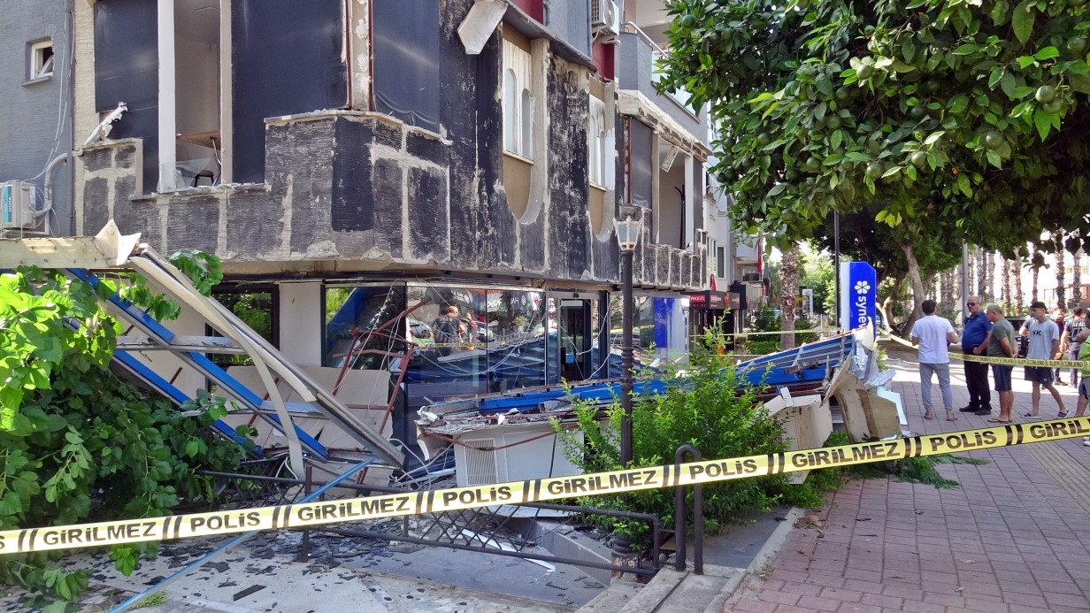 Laboratuvarın dış cephe kaplamaları çöktü, ortalık savaş alanına döndü