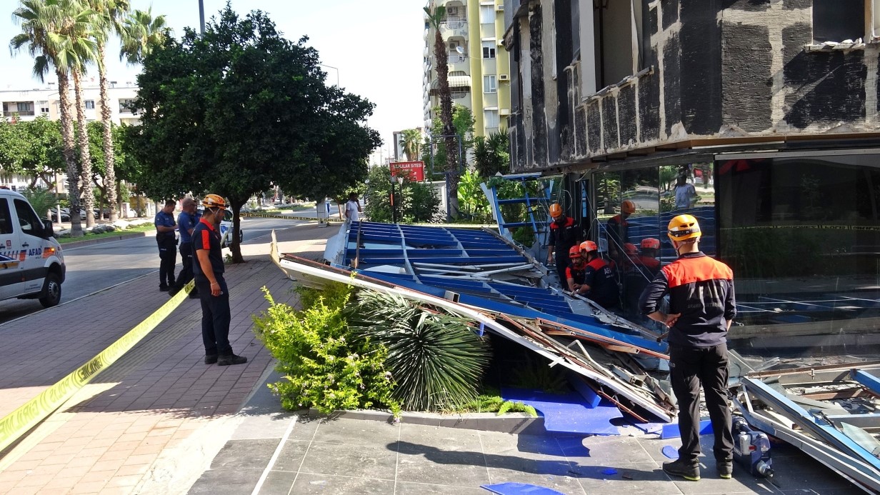 Laboratuvarın dış cephe kaplamaları çöktü, ortalık savaş alanına döndü