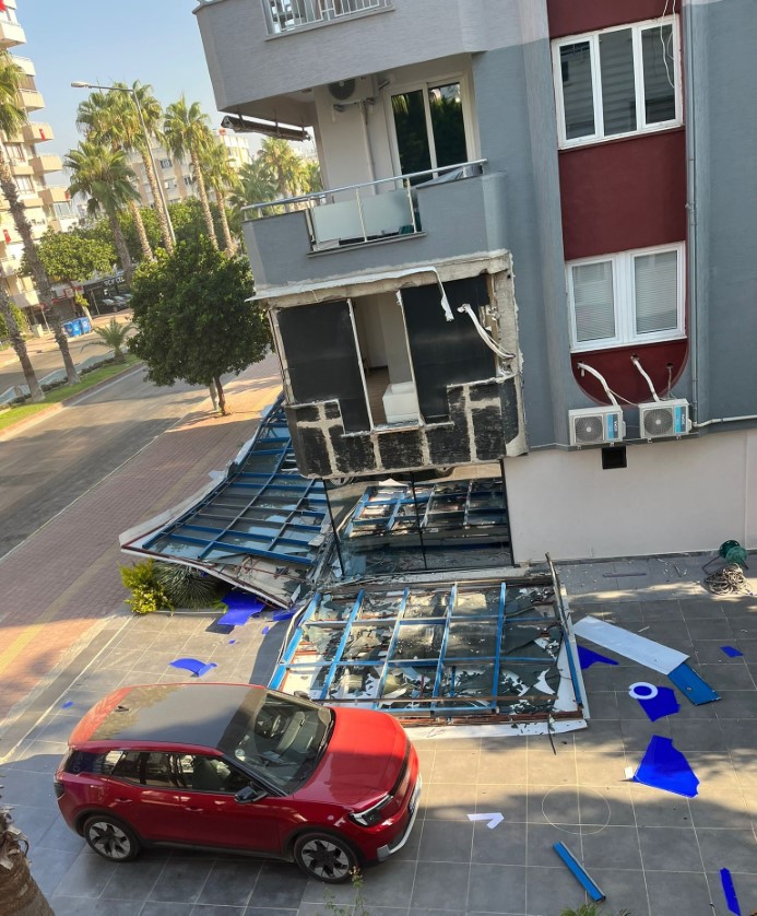 Laboratuvarın dış cephe kaplamaları çöktü, ortalık savaş alanına döndü