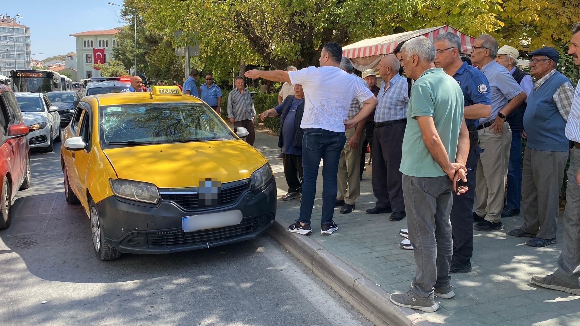 Yıprandığı için gözükmeyen yaya geçidinin çevresinde korkutan kaza