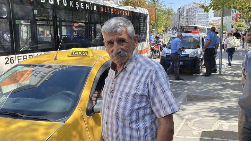 Yıprandığı için gözükmeyen yaya geçidinin çevresinde korkutan kaza