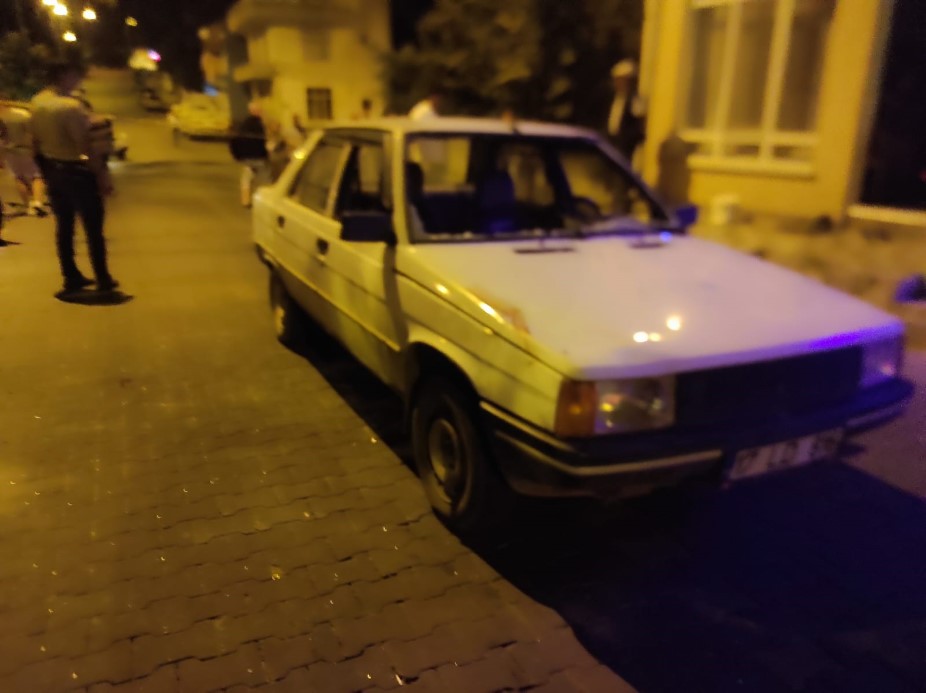 Kavga ederken yola kontrolsüzce atlayan gence otomobil çarptı