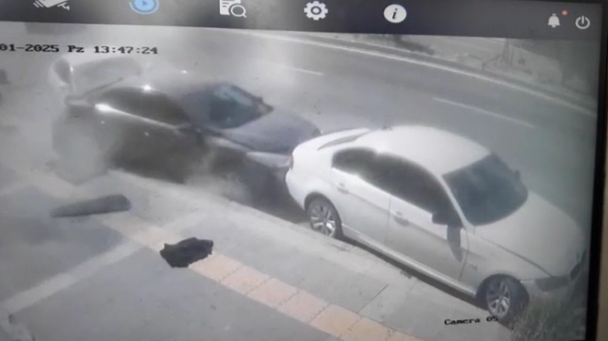 Kars’ta fren yerine gaza basan sürücü 4 araca çarptı