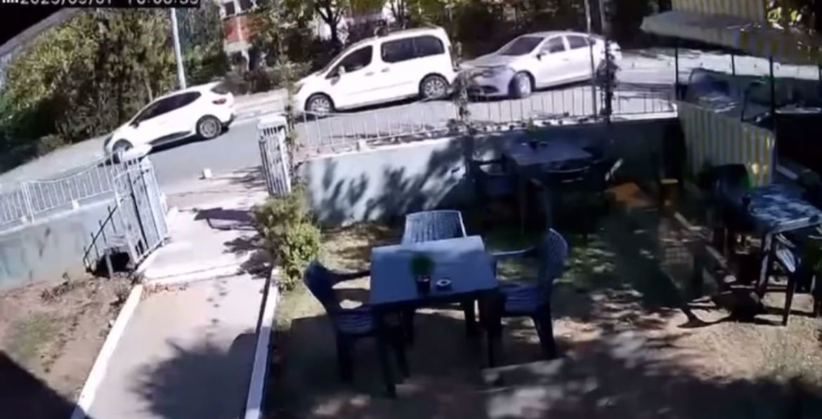 3 aracın karıştığı zincirleme kaza kamerada