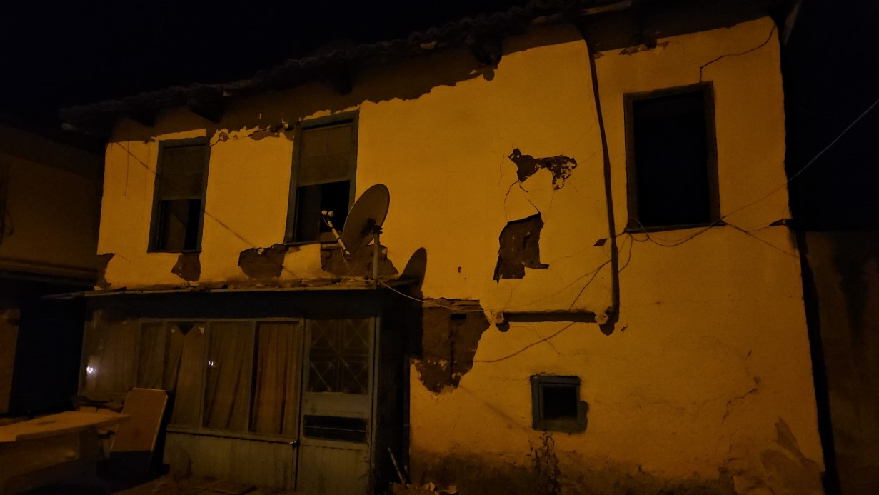 Sındırgı’da 4 büyüklüğünde deprem